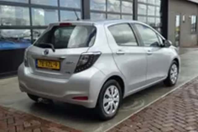 Toyota Yaris (2012) thumbnail 2