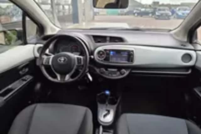 Toyota Yaris (2012) thumbnail 3