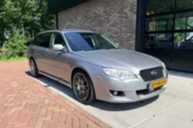 Subaru Legacy (2010) thumbnail 3
