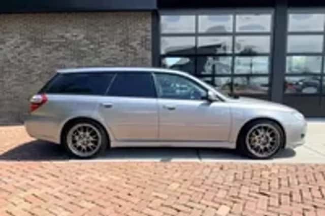Subaru Legacy (2010) thumbnail 4