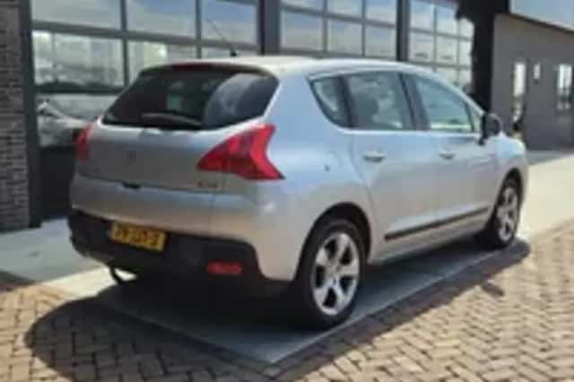 Peugeot 3008 (2009) thumbnail 2