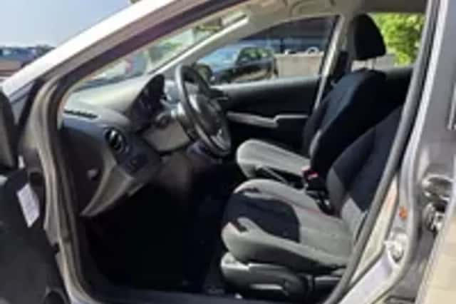 Mazda 2 (2011) thumbnail 2