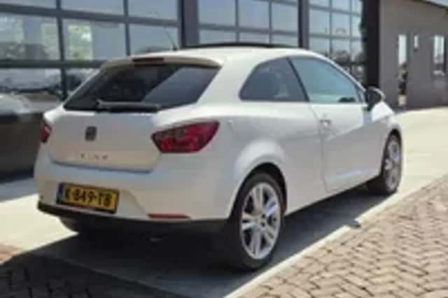 SEAT Ibiza (2011) thumbnail 2