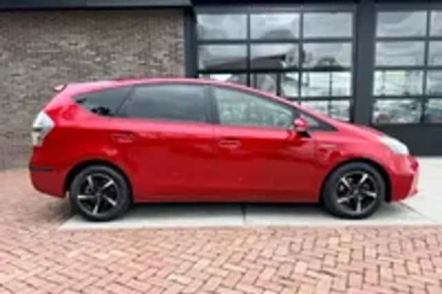 Toyota Prius (2013) thumbnail 4