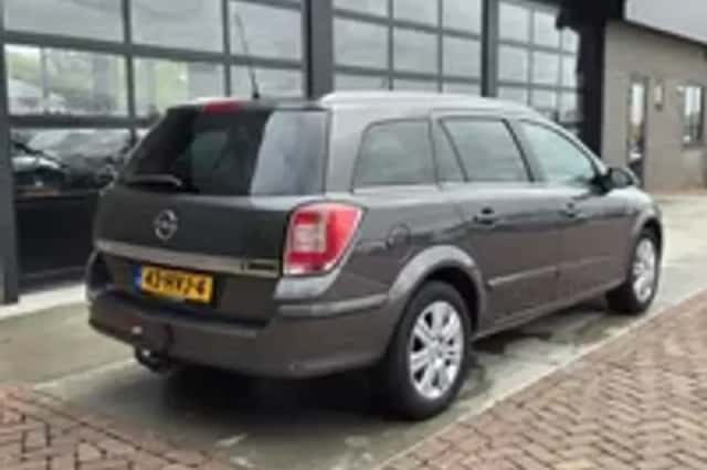 Opel Astra (2009) thumbnail 2