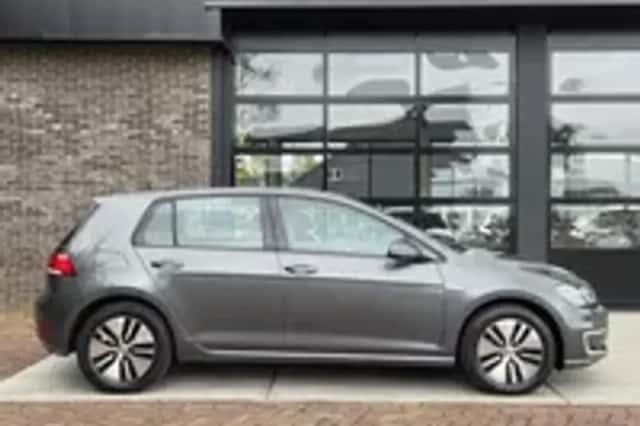 Volkswagen E-Golf (2018) thumbnail 4