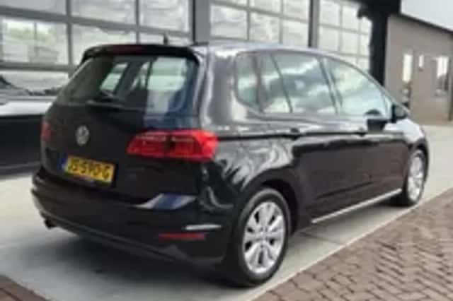 Volkswagen Golf (2016) thumbnail 2