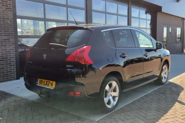 Peugeot 3008 (2010) thumbnail 2