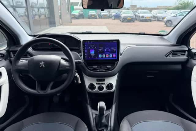 Peugeot 208 (2015) thumbnail 3