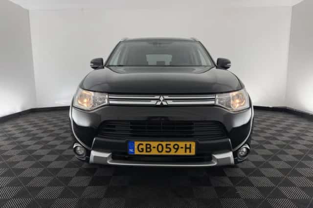 Mitsubishi Outlander (2015) thumbnail 3