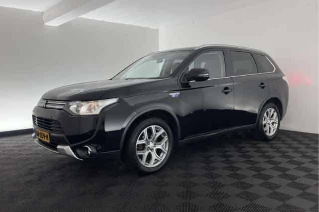 Mitsubishi Outlander (2015) thumbnail 4