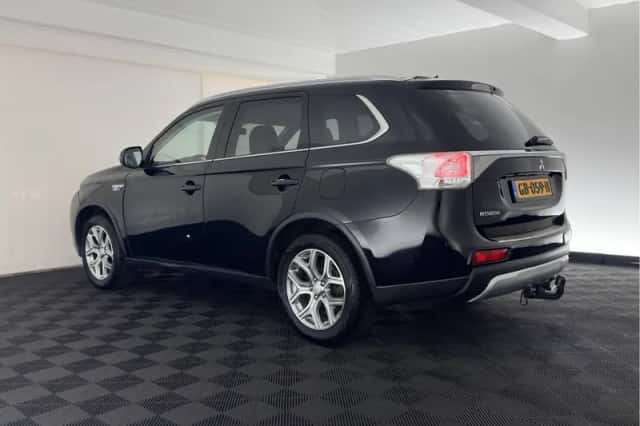Mitsubishi Outlander (2015) thumbnail 5