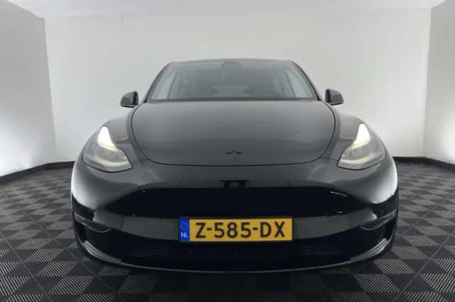 Tesla Model Y (2024) thumbnail 3
