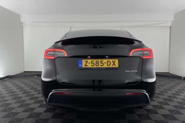 Tesla Model Y (2024) thumbnail 6
