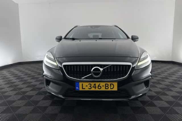Volvo V40 Cross Country (2016) thumbnail 3