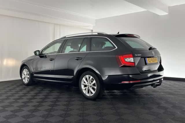 Škoda Octavia (2018) thumbnail 4