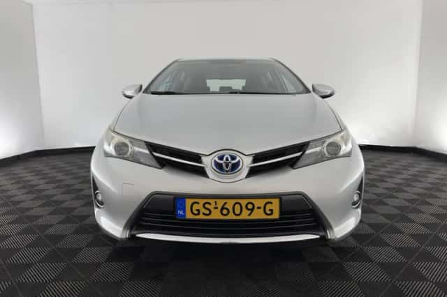 Toyota Auris (2014) thumbnail 3