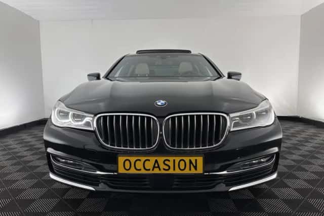 BMW 7-Serie (2017) thumbnail 3