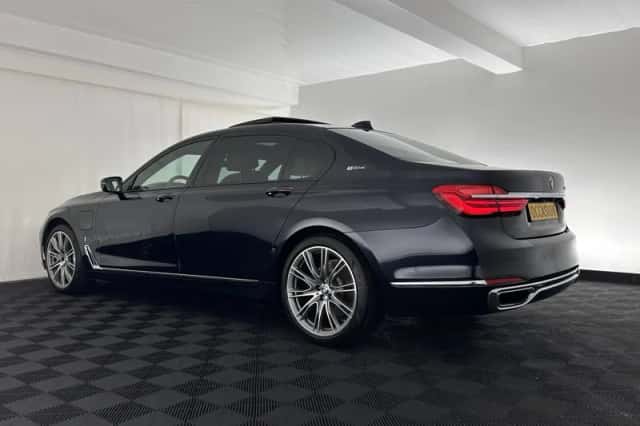 BMW 7-Serie (2017) thumbnail 5