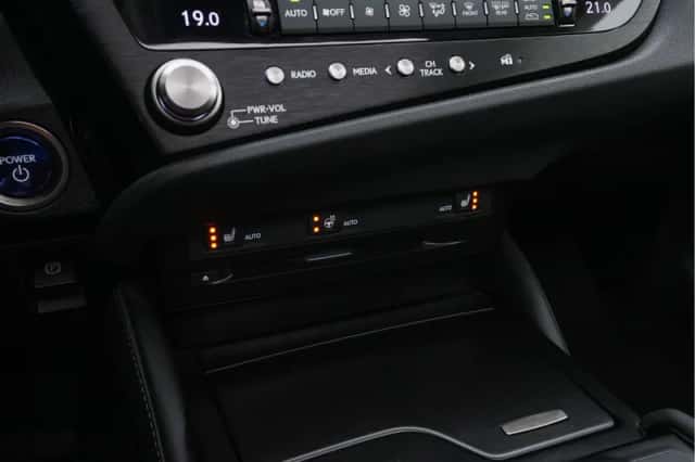 Lexus ES (2022) thumbnail 16