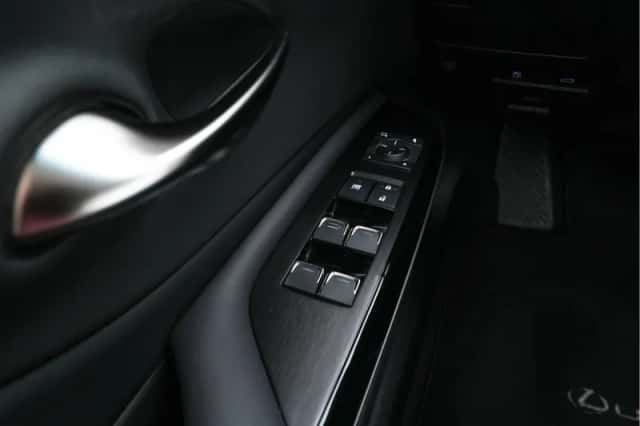 Lexus ES (2022) thumbnail 24