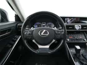 Lexus IS thumbnail 18
