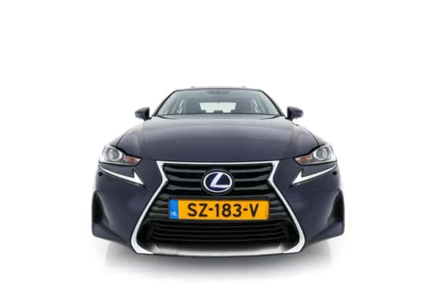 Lexus IS (2018) thumbnail 3