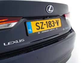 Lexus IS thumbnail 27