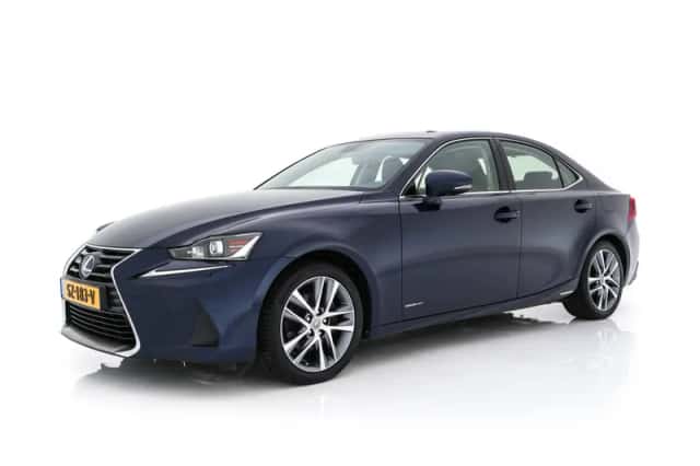 Lexus IS (2018) thumbnail 4