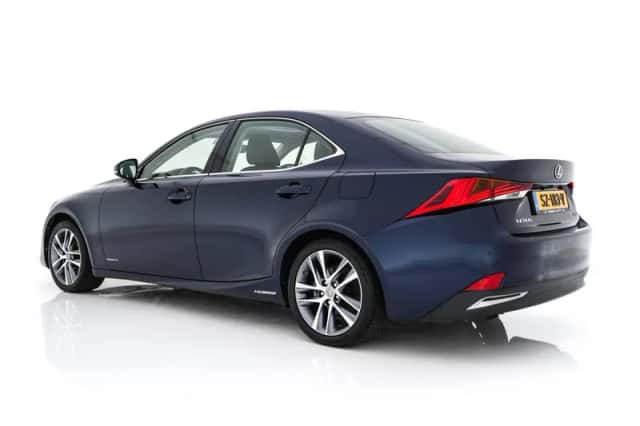 Lexus IS (2018) thumbnail 5