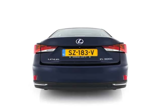 Lexus IS (2018) thumbnail 6
