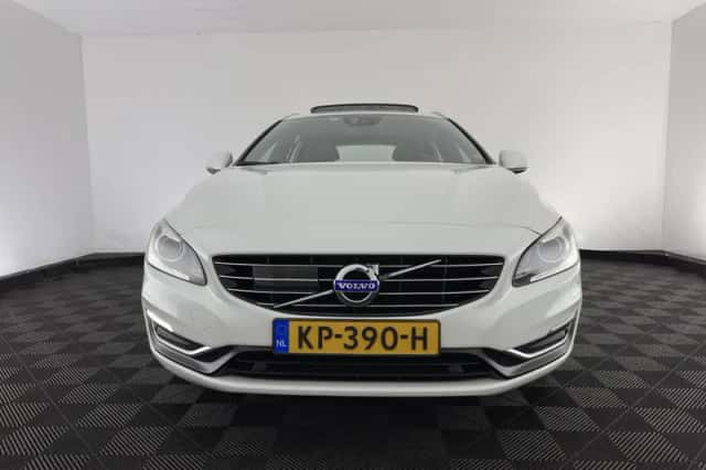 Volvo V60 (2016) thumbnail 3