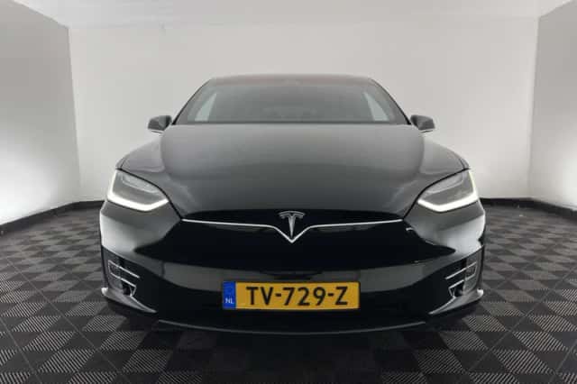 Tesla Model X (2018) thumbnail 2