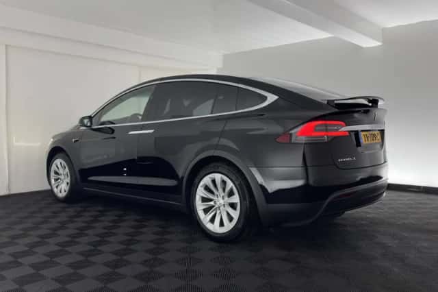 Tesla Model X (2018) thumbnail 4