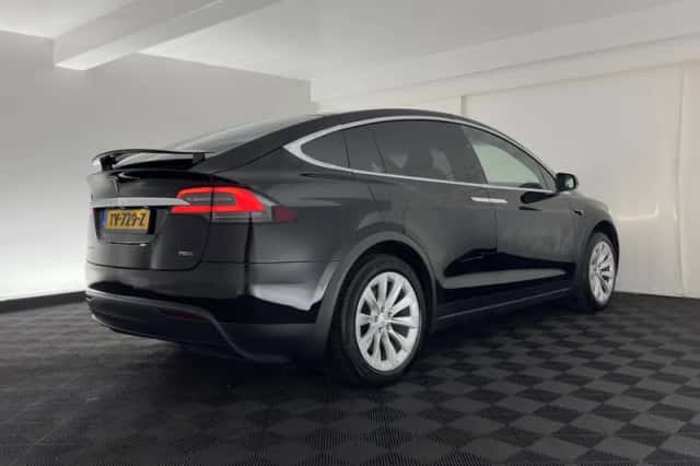 Tesla Model X (2018) thumbnail 6