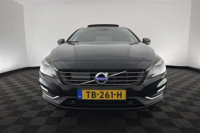 Volvo V60 (2016) thumbnail 3