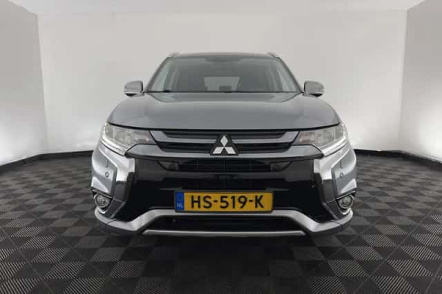 Mitsubishi Outlander (2015) thumbnail 3