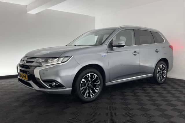 Mitsubishi Outlander (2015) thumbnail 4