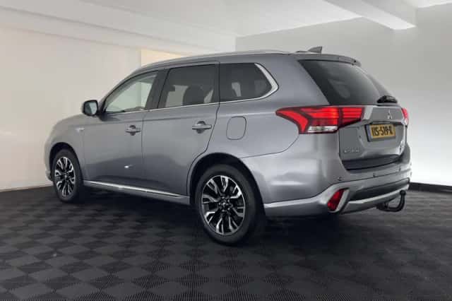 Mitsubishi Outlander (2015) thumbnail 5