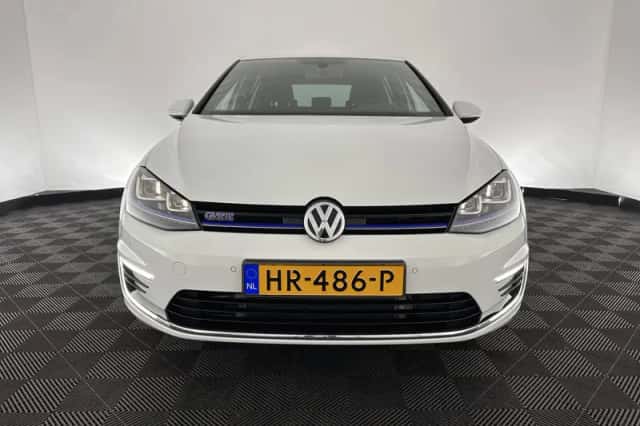 Volkswagen Golf (2015) thumbnail 2
