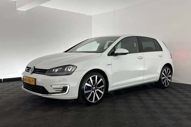 Volkswagen Golf (2015) thumbnail 3