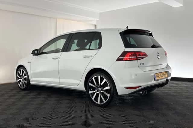 Volkswagen Golf (2015) thumbnail 4