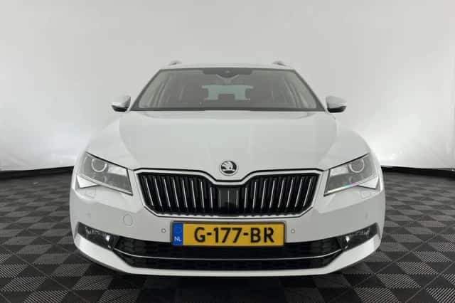 Škoda Superb (2019) thumbnail 3