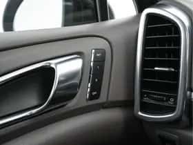 Porsche Cayenne (2010) thumbnail 23