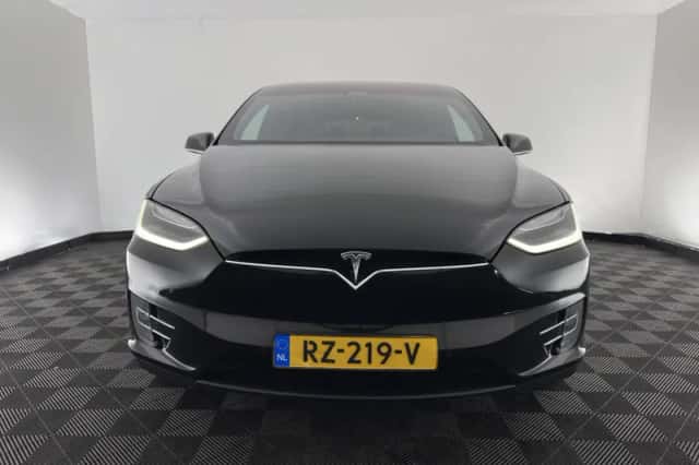 Tesla Model X (2018) thumbnail 3