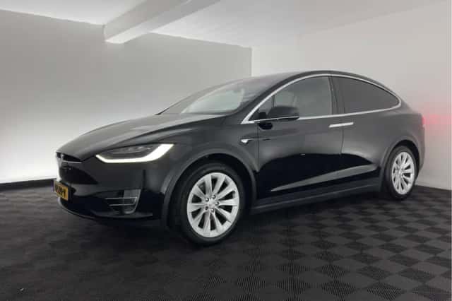 Tesla Model X (2018) thumbnail 4