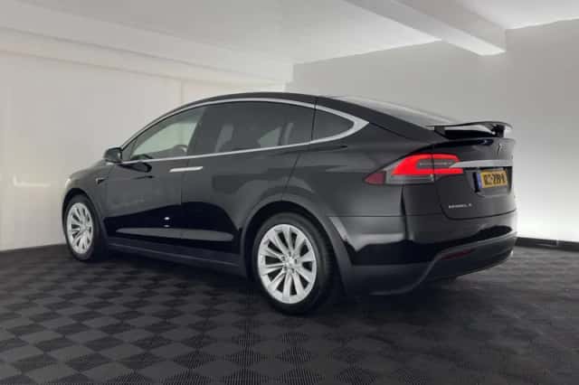 Tesla Model X (2018) thumbnail 5