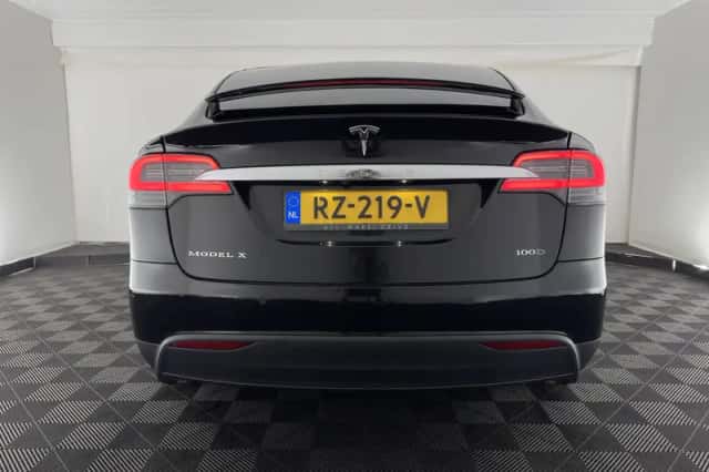 Tesla Model X (2018) thumbnail 6