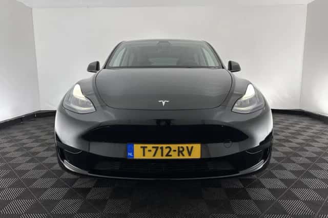 Tesla Model Y (2023) thumbnail 3