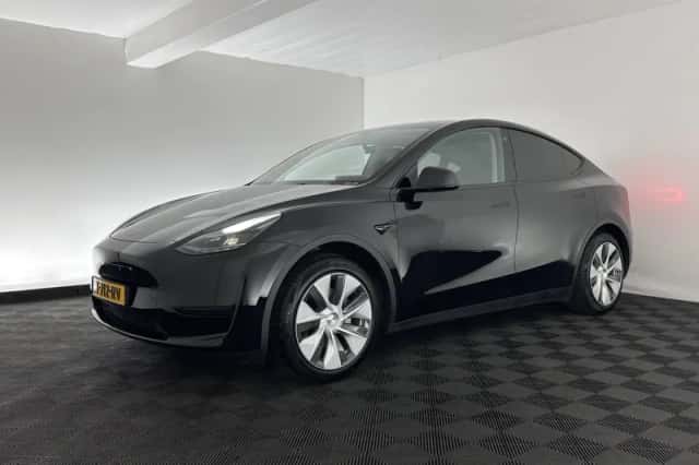 Tesla Model Y (2023) thumbnail 4